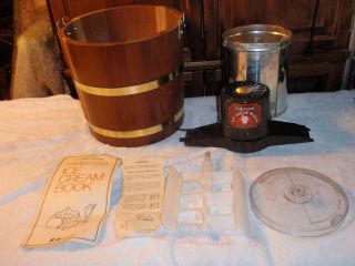 Dolly Madison Ice Cream Maker w/ wood Bucket electric 4 qt