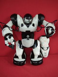 WOWWEE ROBOT ROBOSAPIEN BLACK AND WHITE OPERATED BY IR REMOTE CONTROL 