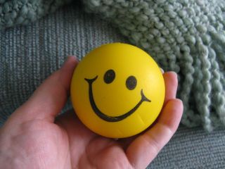 NEW BRIGHT YELLOW SMILEY FACE SQUEEZE FOAM BALL STRESS RELIEF EXERCIS 