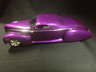 HOT WHEELS 1937 LINCOLN ZEPHYR WITH DISPLAY CASE 1/18 SCALE