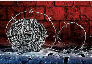 HALLOWEEN HUGE 30M ROLL OF FAKE BARBED WIRE DECORATION SHOP DISPLAY 