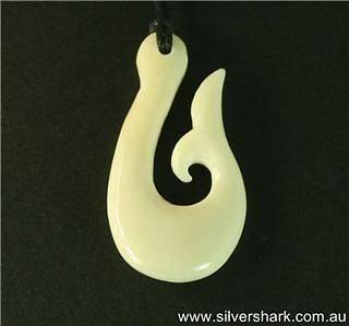 Necklace carved from bone fish hook with Whale tale Hei Matau N1