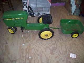 JOHN DEERE TOY PEDAL TRACTOR WITH TRALER *