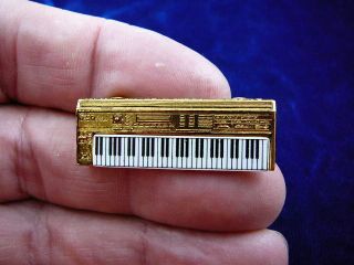 324 B) ROLAND D50 SYNTHESIZER keyboard TAC PIN GOLD love music 