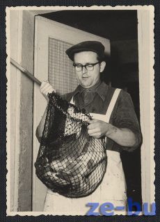   photo MAN FISHER W/ CATCHED FISHES IN A LANDING NET FISHING 1950s