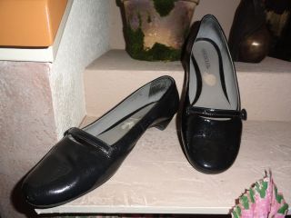 AEROSOLES Black Faux Patent leather Mary Jane Flats w/front cross 