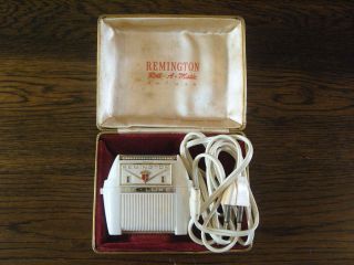 Vintage 1950s REMINGTON Roll A Matic Deluxe Razor in Case.