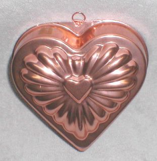 HEART SHAPED METAL JELL O MOLD   COPPER COLOR