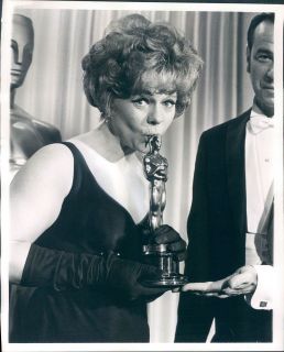 67 Movie Star Estelle Parsons Kisses Oscar Statue Bonnie & Clyde 