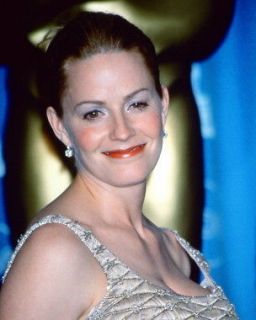 ELISABETH SHUE SMILING CLEAVAGE POSE IN FRONT OF OSCAR STATUE 24X30 