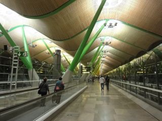 corredor do terminal 4, com detalhe para a sustentação em cores 
