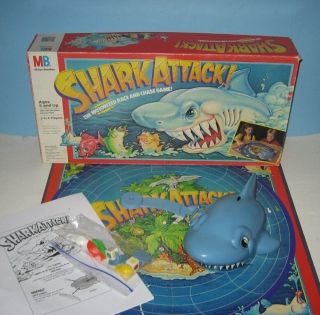 1988 Milton Bradley SHARK ATTACK! Motorized Race Chase Fish Game