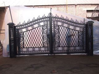 hand made antique style cast iron driveway gates # gate14