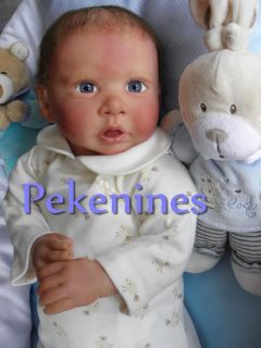 adrian es un adorable bebe despierto de preciosos ojos azules que dan 