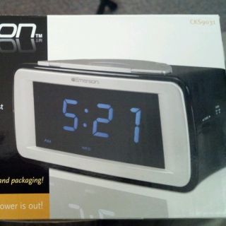 Emerson Smartset Alarm Clock Radio Clock That Sets Itself