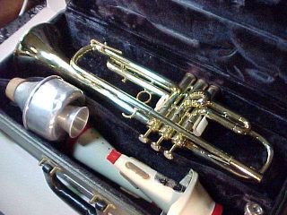 1946 MARTIN COMMITTEE TRUMPET 3 MUTES 2 BACH MOUTHPIECES & CASE