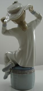   Retired Lladro Figurine Girl With Hat Bonnet #1147 Vicente Martinez