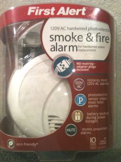 FIRST ALERT SMOKE & FIRE ALARM  120 VOLT WITH BATTERY BACK UP NEW IN 