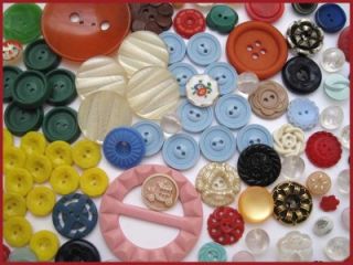 Colorful Mixed Lot of 100 Old Vintage Buttons Plastic Glass Bakelite
