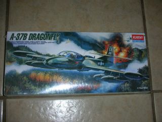 Academy A 37B Dragonfly Plastic Model Airplane Kit 1 72 1663 8T