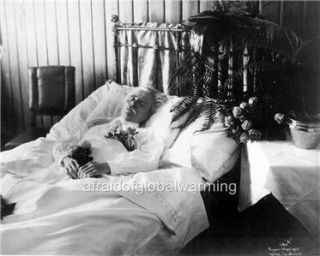 photo 1907 norway postmortem edvard grieg in bed