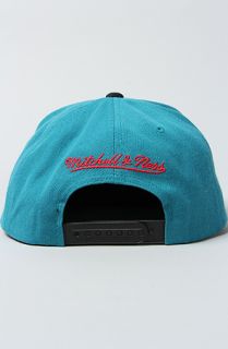Mitchell & Ness The Detroit Pistons Arch 2T Snapback Cap in Teal Red