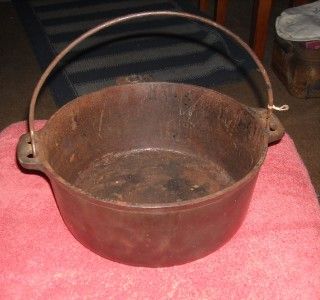ANTIQUE CAST IRON COOKING POT/KETTLE Marked W T 8