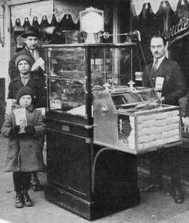Holcomb & Hoke popcorn machine in Cleveland, Ohio, circa 1929