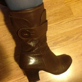 Born Chocolate Leather Boots ws Sz 8 5 M with Cute Button Detail