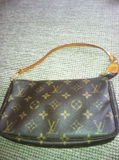 Authentic LOUIS VUITTON clutch purse Used in good clean condition NO