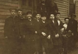 1911 child labor photo Joe Allard, 5 Tannery Yard (on left hand